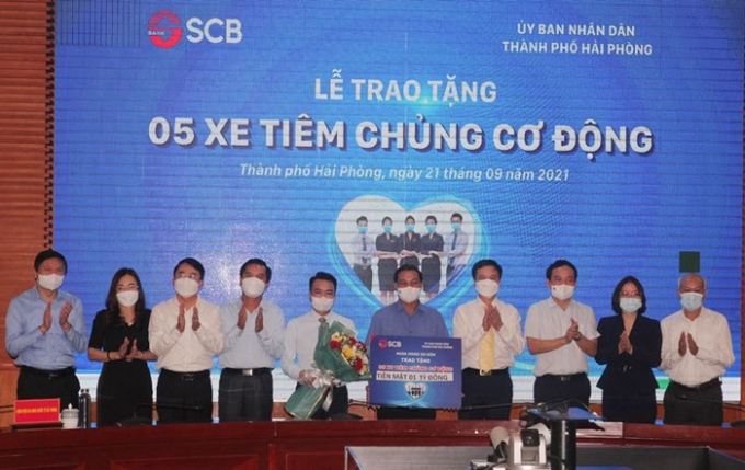 L&atilde;nh đạo TP Hải Ph&ograve;ng tiếp nhận 5 xe ti&ecirc;m chủng lưu động v&agrave; 1 tỷ đồng tiền mặt.