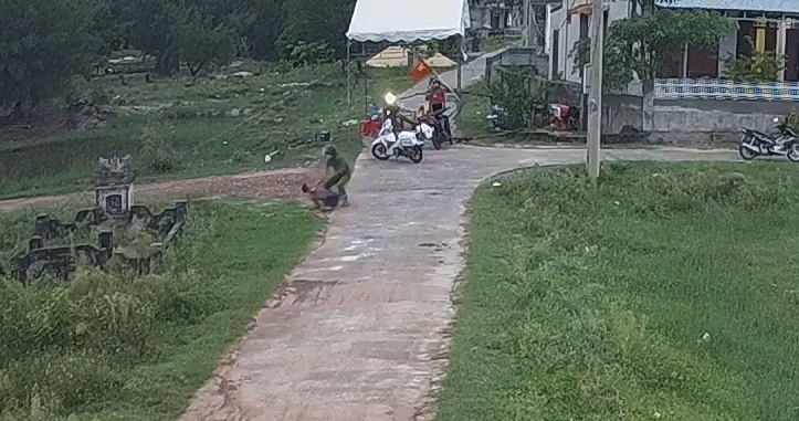 Công an xã Đồng Trạch bắt đối tượng Phan Ngọc Sơn khi có hành vi chống người thi hành công vụ tại chốt kiểm soát phòng chống dịch Covid-19