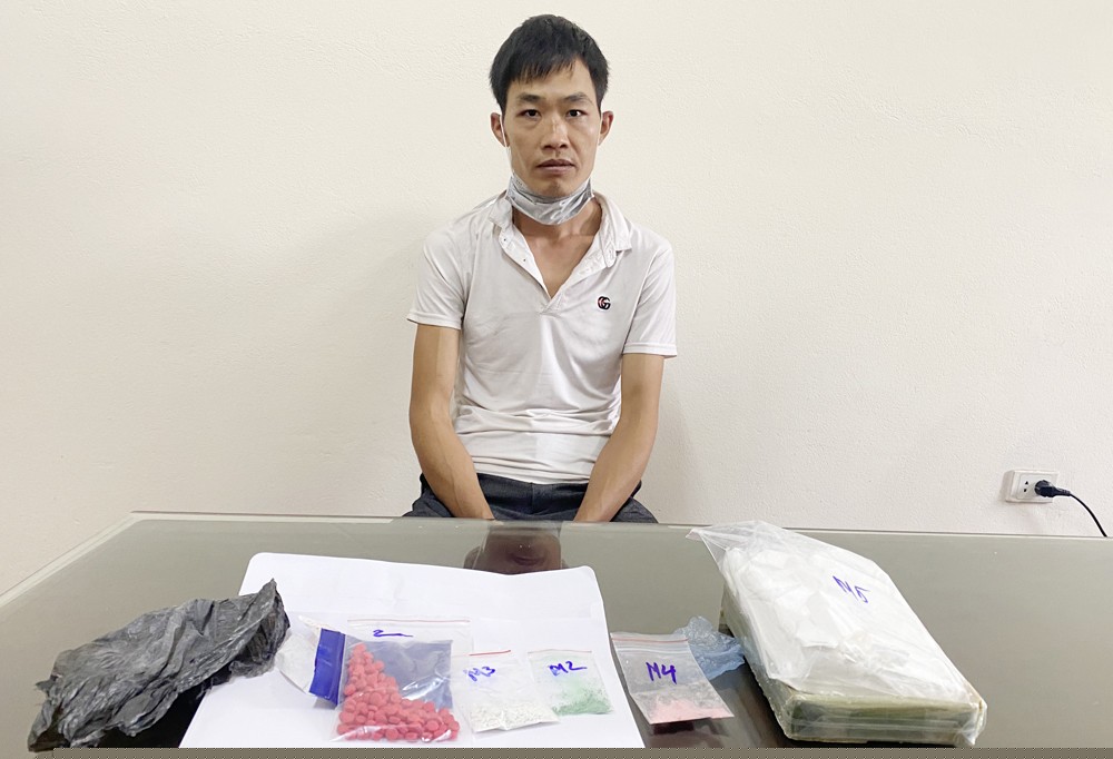 Đối tượng Hoàng Văn Thoa cùng tang vật.