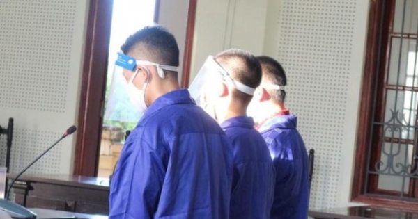 Học sinh cấp 3 vận chuyển thuê ma túy bị bắt giữ trước cổng trường