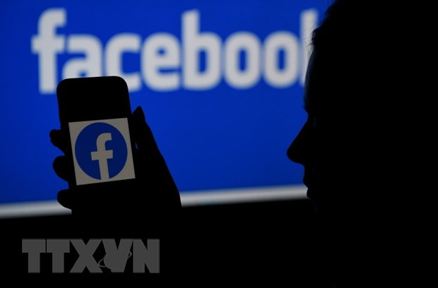 Biểu tượng Facebook trên màn hình điện thoại di động. (Ảnh: AFP/TTXVN)