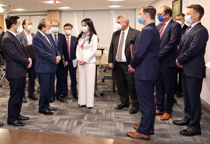 Lãnh đạo T&amp;amp;T Group và các đối tác báo cáo về kết quả hợp tác với Chủ tịch nước Nguyễn Xuân Phúc.