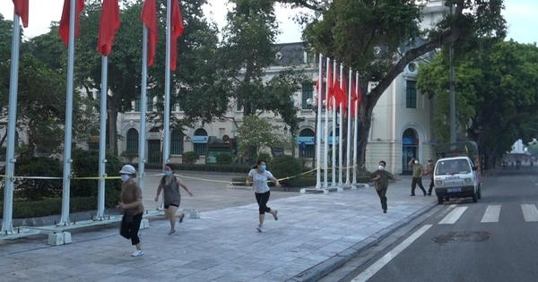 Hà Nội: Xử phạt 4 phụ nữ về vì dắt chó đi dạo, tập thể dục tại hồ Hoàn Kiếm