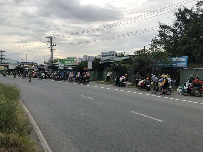 Người dân rất vui khi hay tin được qua chốt kiểm dịch về quê nhà.