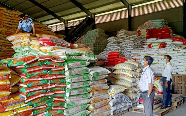 Tạm giữ 4.347 sản phẩm phân bón và thuốc bảo vệ thực vật vi phạm tại An Giang, Đồng Tháp