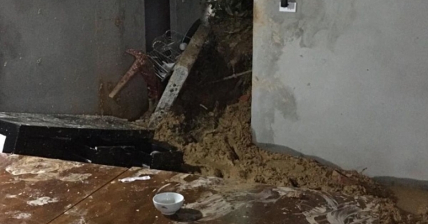 Hà Tĩnh: Mưa lớn gây sạt lở đất, 2 chị em ruột bị thương nặng