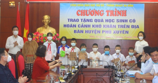 Hơn 200 phần quà, thiết bị học tập được trao tặng cho học sinh khó khăn