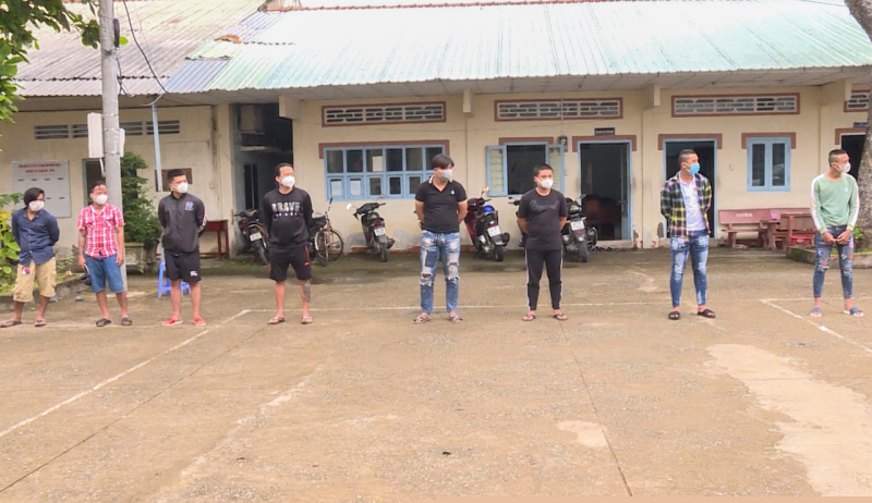 Nhóm nam thanh niên bị tạm giữ hình sự phục vụ công tác điều tra.