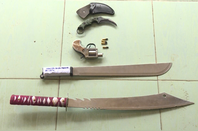 Khẩu súng tự chế cùng hung khí tạm giữ.