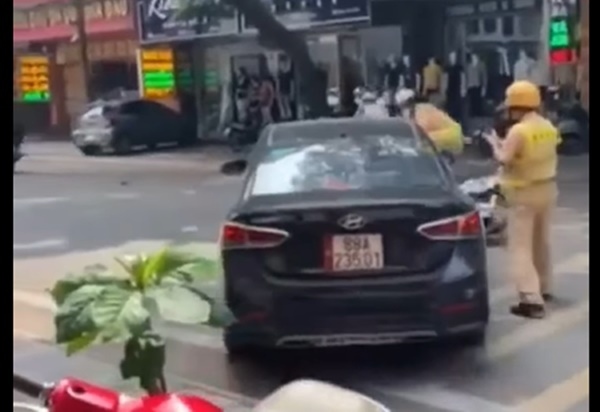 Chiếc xe ô tô và iện trường vụ việc.