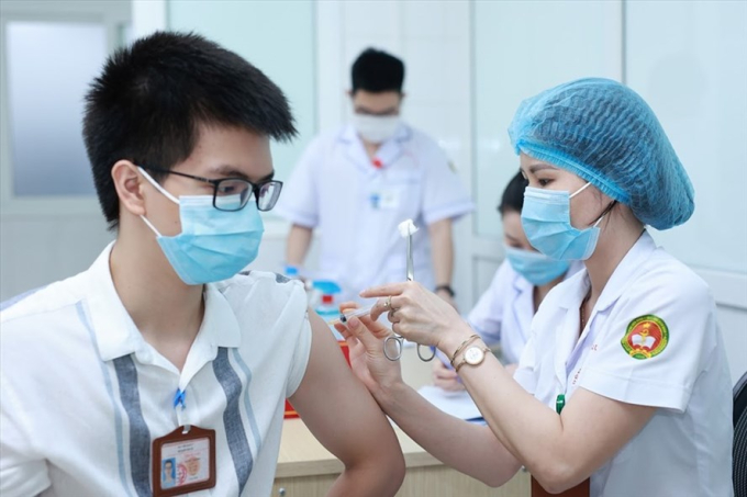 Cán bộ y tế tiêm vaccine COVID-19 cho đối tượng ưu tiên. Ảnh: Hải Nguyễn