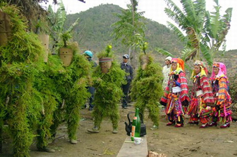 Đây là nghi lễ nhảy múa, hóa trang thành Ma cỏ để dẫn đường tổ tiên về nhà để làm lễ cúng tổ tiên của người Lô Lô.