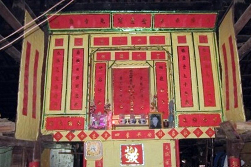 Bàn thờ tổ tiên được người Lô Lô đặt ở vị trí trang trọng giữa nhà, trang hoàng lộng lẫy.