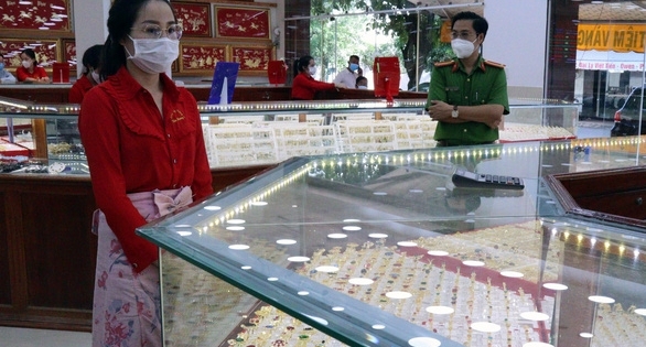 Bình Phước: Khởi tố nữ nhân viên trộm 2.380 nhẫn vàng