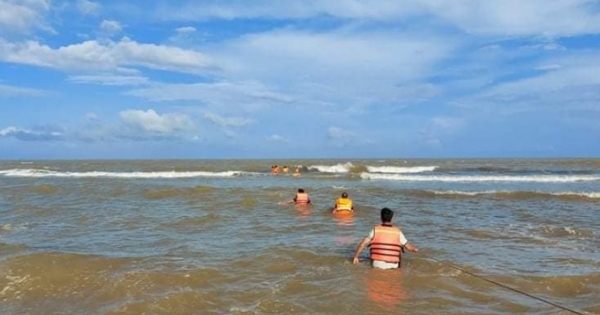 Ra biển mò ngao, người đàn ông bị sóng cuốn mất tích