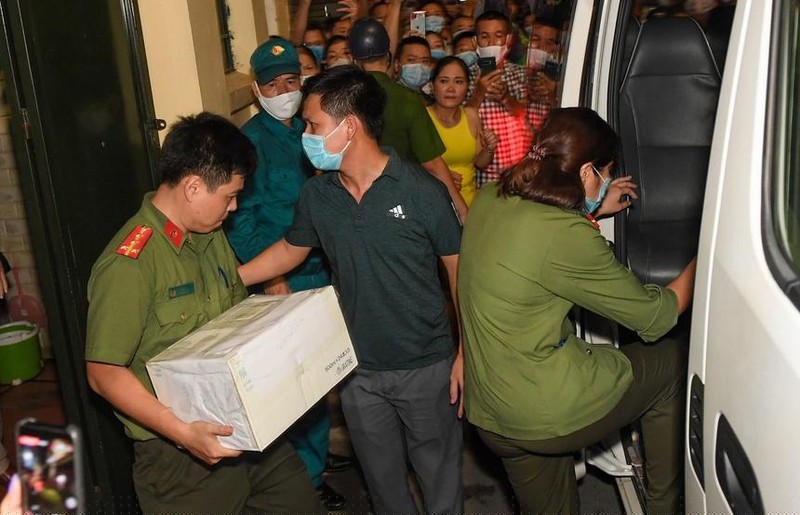 Công an khám nhà Nguyễn Đức Chung.