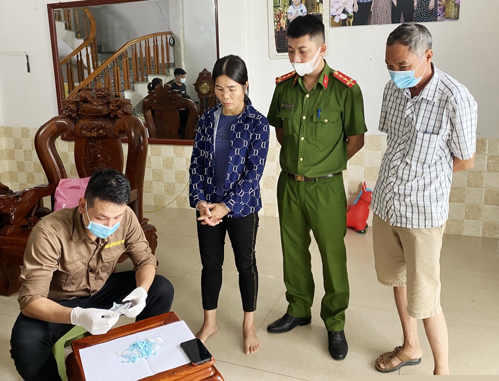 Bắt và khám xét nơi ở đối tượng Nông Thị Điện