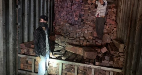 Tóm gọn hàng loạt xe tải vận chuyển gỗ lậu và đá quý trị giá 29 tỷ đồng