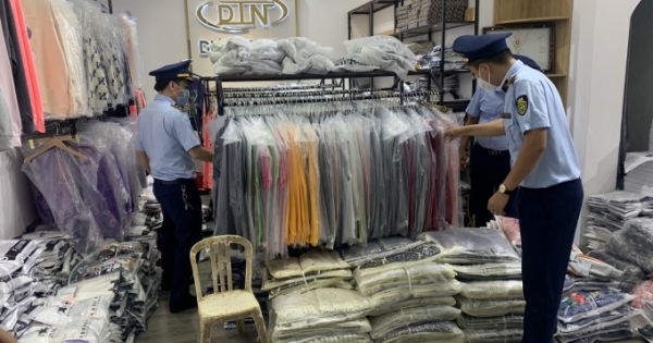 Phát hiện 3.459 sản phẩm quần áo giả mạo nhãn hiệu nổi tiếng tại Quảng Bình và Bắc Ninh
