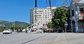 Quảng Ninh: Xe đầu kéo đang chạy bất ngờ rơi khối sắt nặng hàng chục tấn xuống đường