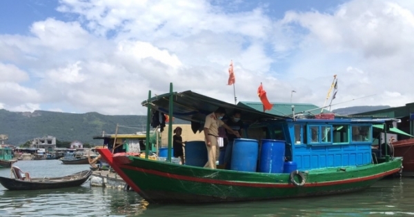 Bắt giữ 2 tàu chở gần 2.000 lít dầu Diezen không rõ nguồn gốc