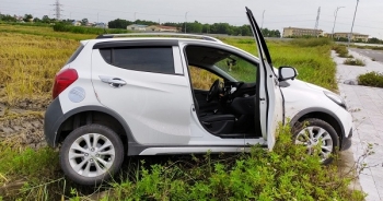 Vợ tập lái lùi thẳng VinFast Fadil xuống ruộng, chủ xe khen khung gầm, khắc phục hậu quả chỉ mất 300.000 đồng