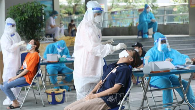 Thần tốc xét nghiệm nhằm bóc tách được nguồn lây bệnh COVID-19 ra khỏi cộng đồng là giải pháp cấp bách đã được nhiều tỉnh, thành tiến hành trong thời điểm chuẩn bị mở cửa trở lại. (Ảnh: TTXVN)