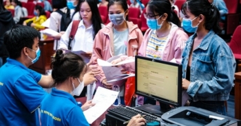 Nhập học online, tân sinh viên vẫn tốn..."101 loại phí"