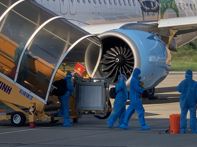 Chuyến bay hạ cánh an toàn tại Sân bay Vinh lúc 15h48.