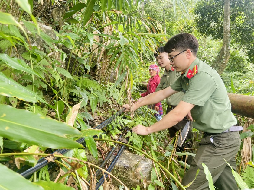 cac-dong-chi-phong-an-ninh-dieu-tra-kiem-tra-duong-dan-nuoc-ve-truong-dam-bao-cho-cac-con-day-du-nuoc-su-dung-sinh-hoat-trong-nam-hoc-moi-1228