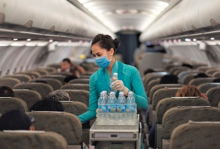 Bộ Giao th&ocirc;ng vận tải quy định, nh&acirc;n vi&ecirc;n h&agrave;ng kh&ocirc;ng bị tạm đ&igrave;nh chỉ ngay c&ocirc;ng việc trong 8 trường hợp (Ảnh: Như Quỳnh).