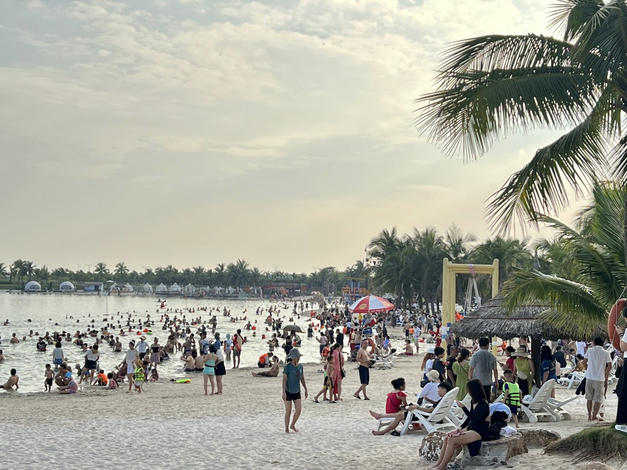 B&atilde;i tắm nh&acirc;n tạo nằm trong quần thể Khu du lịch quốc tế Đồi Rồng thu h&uacute;t đ&ocirc;ng đảo người d&acirc;n v&agrave; du kh&aacute;ch đến tắm biển, check-in