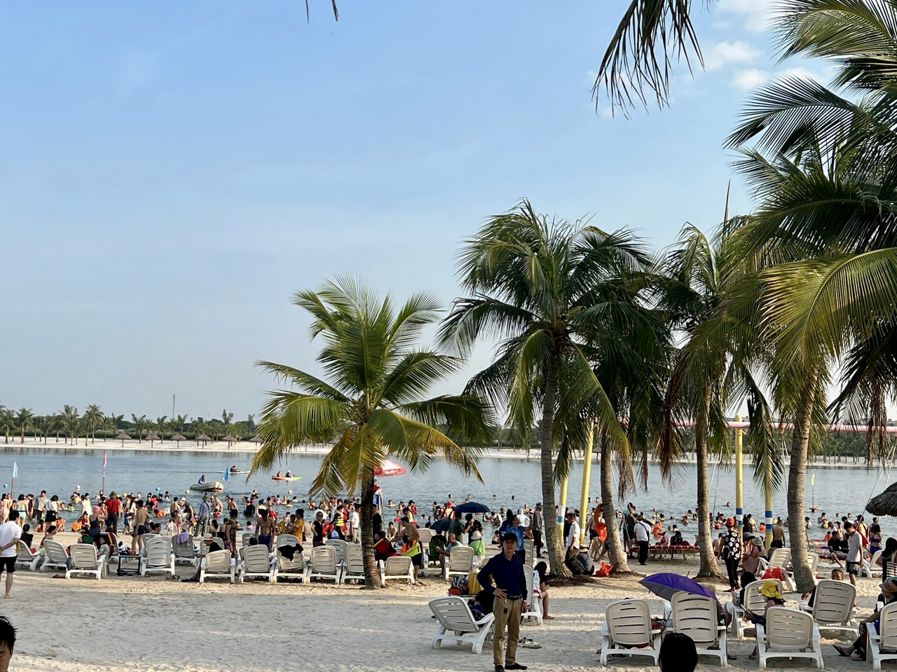 Đ&ocirc;ng đảo người d&acirc;n v&agrave; du kh&aacute;ch đổ về Khu du lịch Quốc tế Đồi Rồng.