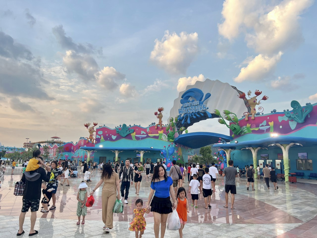 Đặc biệt, dịp Lễ 2/9, Khu du lịch Quốc tế Đồi Rồng đ&atilde; đưa v&agrave;o hoạt động C&ocirc;ng vi&ecirc;n nước Thuỷ Tinh.