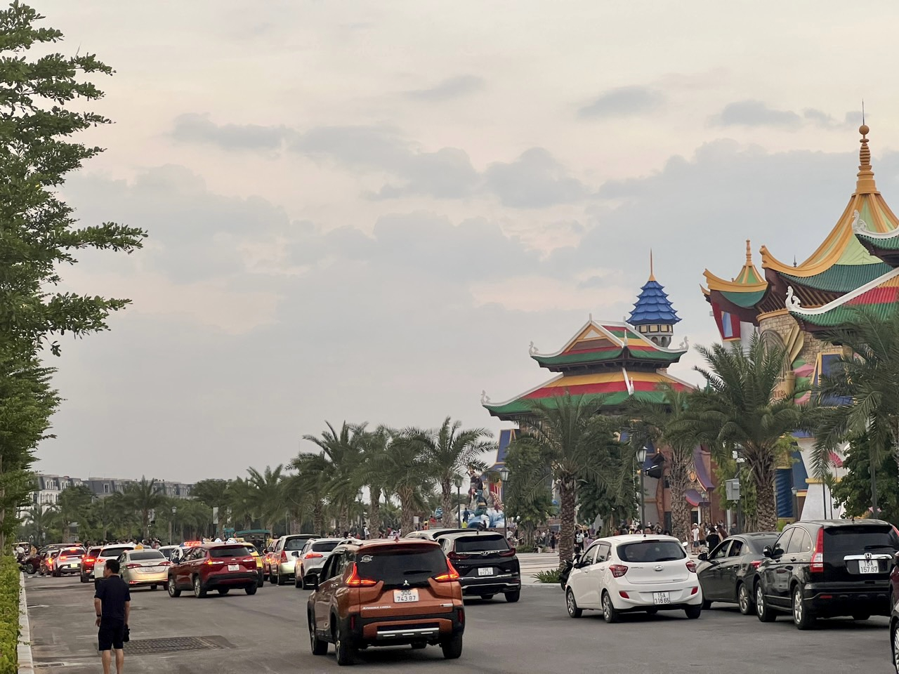 Lượng phương tiện đổ về Đồ Sơn nghỉ lễ c&agrave;ng đ&ocirc;ng đ&uacute;c.