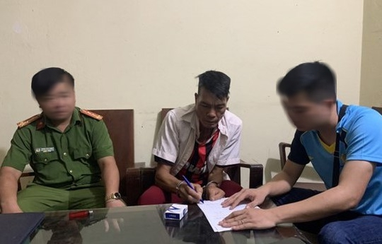 Nghi phạm Tòng Văn Lún (giữa) sau khi bị bắt. Ảnh công an Điện Biên