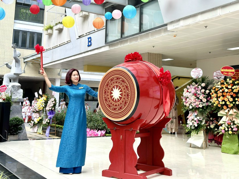 Hiệu trường Trường Tiểu học Kim Đồng đánh trống khai giảng năm học mới, năm học 2023-2024.