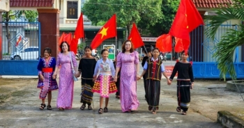 Học sinh vùng khó khăn "trèo đèo, vượt sông" đi khai giảng