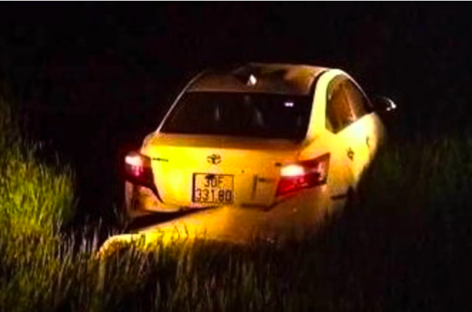 Ô tô do ông Bế Văn Hiên điều khiển chỉ dừng lại khi lao xuống ruộng ven đường (Ảnh: Tiền Phong).