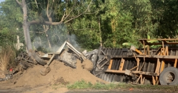 Hà Giang: Xe đầu kéo lật nhào trên QL2 rồi bất ngờ bốc cháy