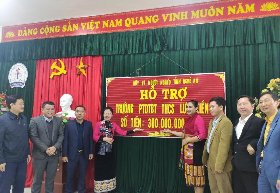 Đoàn công tác của UBMTTQ Việt Nam tỉnh Nghệ An đã trao 300 triệu đồng cho Trường Phổ thông dân tộc bán trú THCS xã Lưu Kiền
