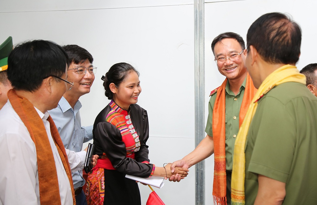 Gần 4.000 ng&ocirc;i nh&agrave; được x&acirc;y dựng cho c&aacute;c hộ ngh&egrave;o, hộ kh&oacute; khăn.