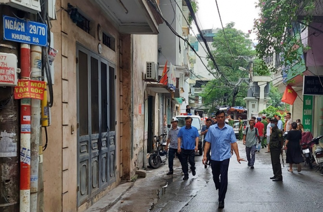 B&iacute; thư H&agrave; Nội trực tiếp đến hiện trường chỉ đạo c&ocirc;ng t&aacute;c cứu nạn trong vụ ch&aacute;y chung cư mini