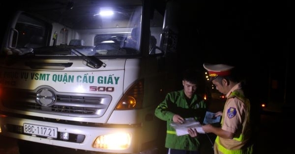 Công an "mật phục, hóa trang" ghi hình xử lý xe chở rác làm rò rỉ nước