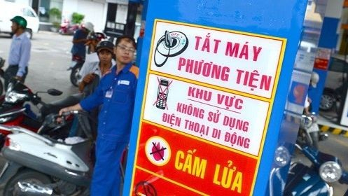Chế tài nào xử lý người hút thuốc, sử dụng điện thoại tại cây xăng?