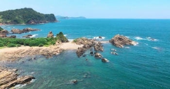 Du khách không mang túi nilon và đồ nhựa dùng một lần khi đến Cô Tô