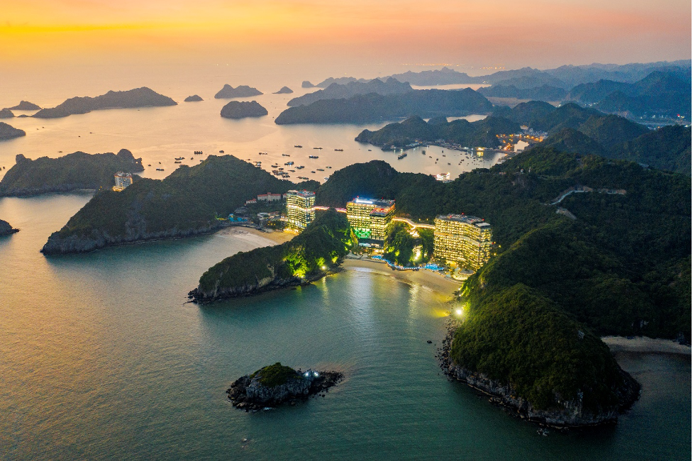 Flamingo C&aacute;t B&agrave; gồm ba khối nh&agrave; &ocirc;m trọn cảnh n&uacute;i v&agrave; vịnh, mỗi t&ograve;a nh&agrave; như một khu rừng xanh tr&ecirc;n cao giao h&ograve;a trọn vẹn với trời v&agrave; biển.