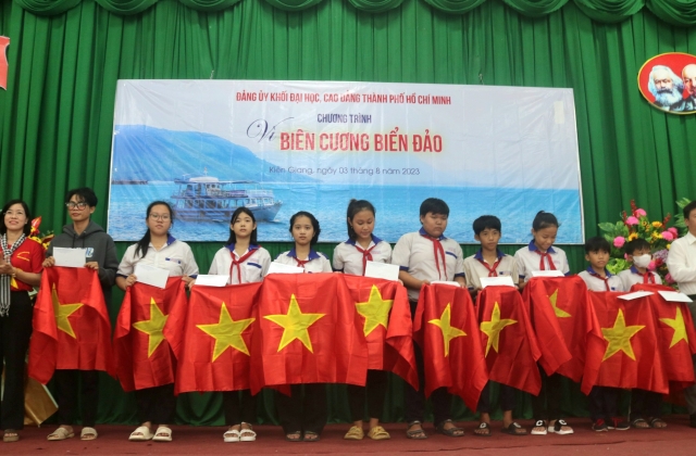 Đảng ủy Khối Đại học, Cao đẳng TP HCM tổ chức các hoạt động “Vì biên cương biển đảo”