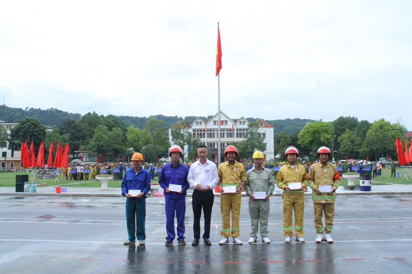 dong-chi-nguyen-tien-ngan-pho-chue-tich-ubnd-thanh-pho-lao-cai-truong-ban-to-chuc-hoi-thi-trao-giai-cho-cac-doi-dat-giai-1580