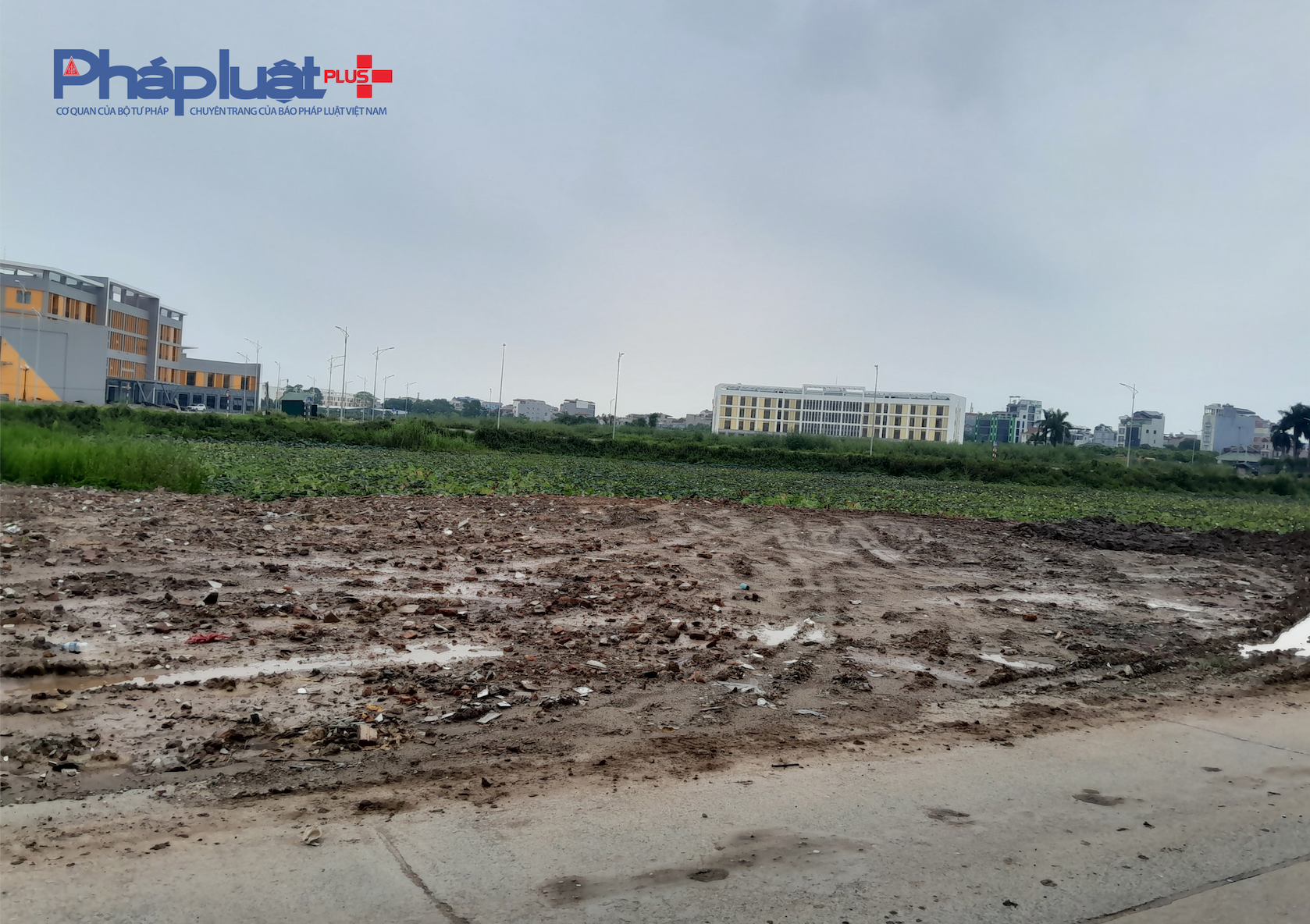 Từ mép đường cũ việc san lấp chất thải ra bên ngoài khá rộng.